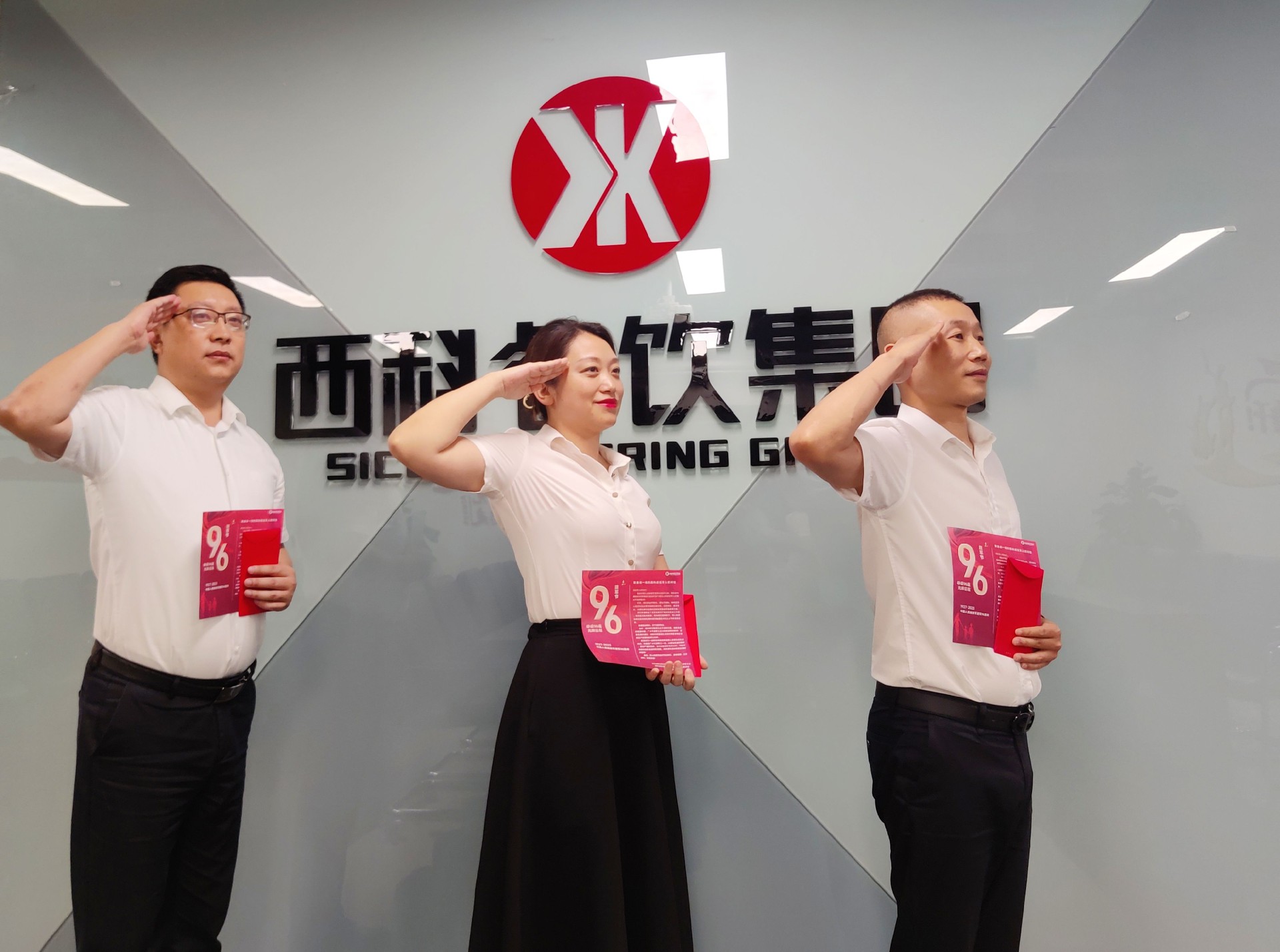 致敬最可爱的人 ——PG电子餐饮治理集团建军节慰问在岗退役武士职工