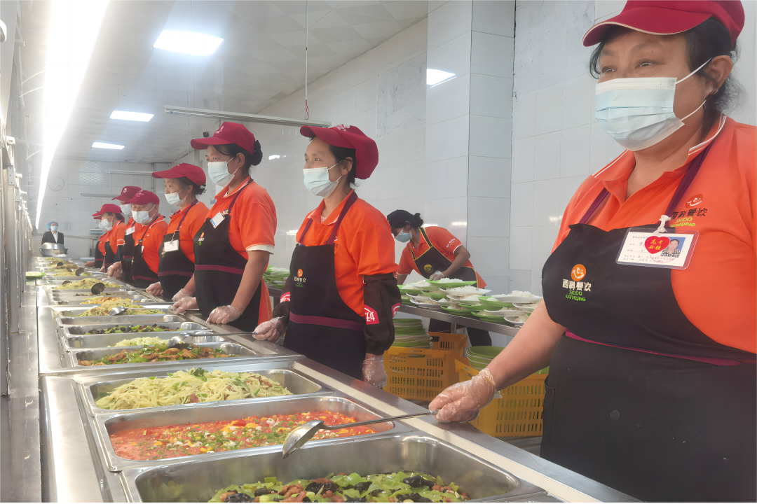 营养三餐 温馨陪同—— PG电子餐饮集团中学项目部全力以赴包管新学期营养餐供应事情